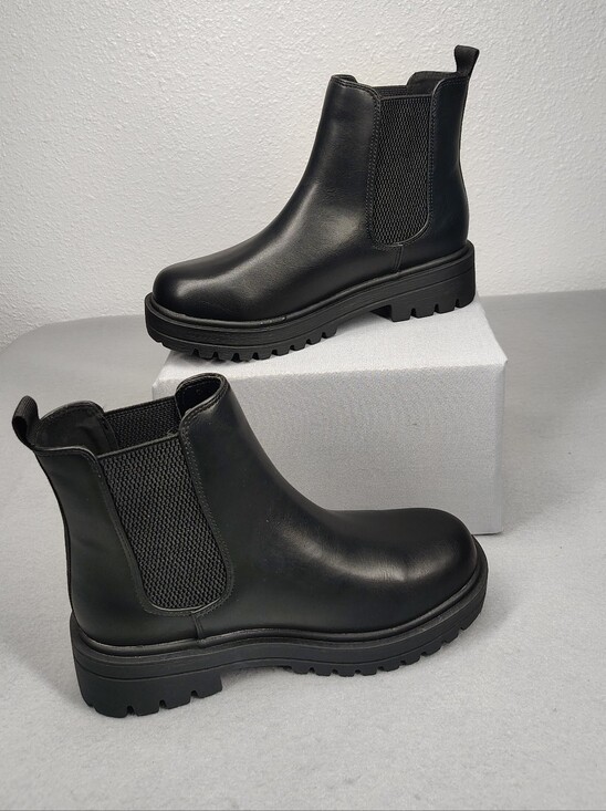 Soda Shoes - Brand New Soda Size 6 1/2 Women's Booties